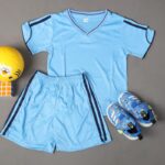 ⁦طقم رياضي (تيشيرت وشورت) للأطفال لون أزرق فاتح⁩ - الصورة ⁦7⁩