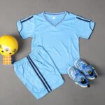 ⁦طقم رياضي (تيشيرت وشورت) للأطفال لون أزرق فاتح⁩ - الصورة ⁦8⁩