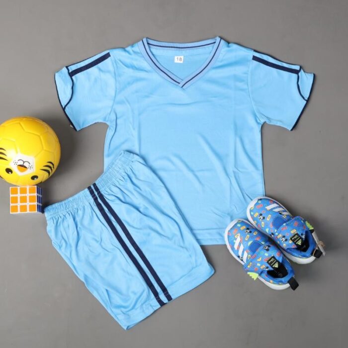 ⁦طقم رياضي (تيشيرت وشورت) للأطفال لون أزرق فاتح⁩ - الصورة ⁦8⁩