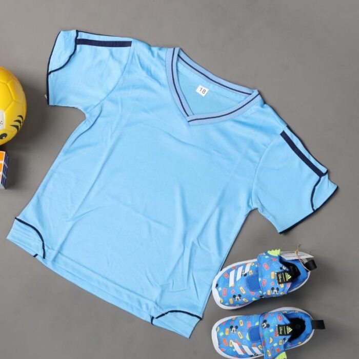 ⁦طقم رياضي (تيشيرت وشورت) للأطفال لون أزرق فاتح⁩ - الصورة ⁦12⁩