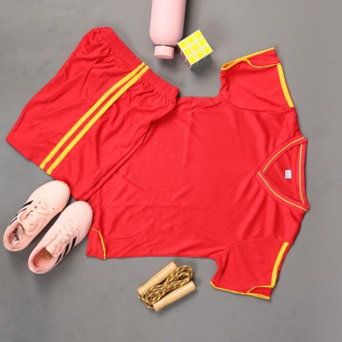 ⁦طقم رياضي (تيشيرت وشورت) للأطفال لون أحمر⁩ - الصورة ⁦2⁩