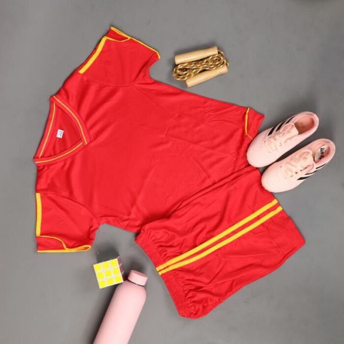 ⁦طقم رياضي (تيشيرت وشورت) للأطفال لون أحمر⁩ - الصورة ⁦3⁩