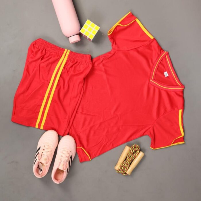 ⁦طقم رياضي (تيشيرت وشورت) للأطفال لون أحمر⁩ - الصورة ⁦4⁩