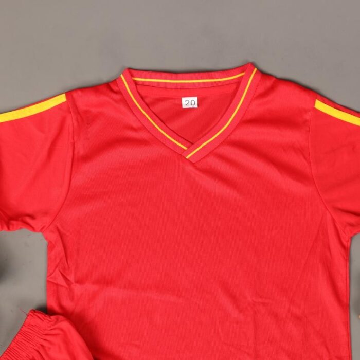 ⁦طقم رياضي (تيشيرت وشورت) للأطفال لون أحمر⁩ - الصورة ⁦6⁩