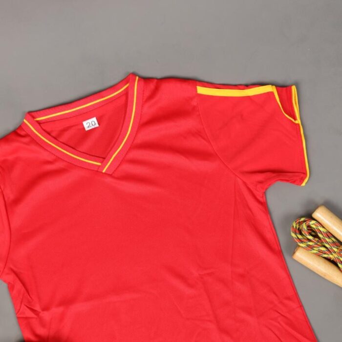 ⁦طقم رياضي (تيشيرت وشورت) للأطفال لون أحمر⁩ - الصورة ⁦7⁩