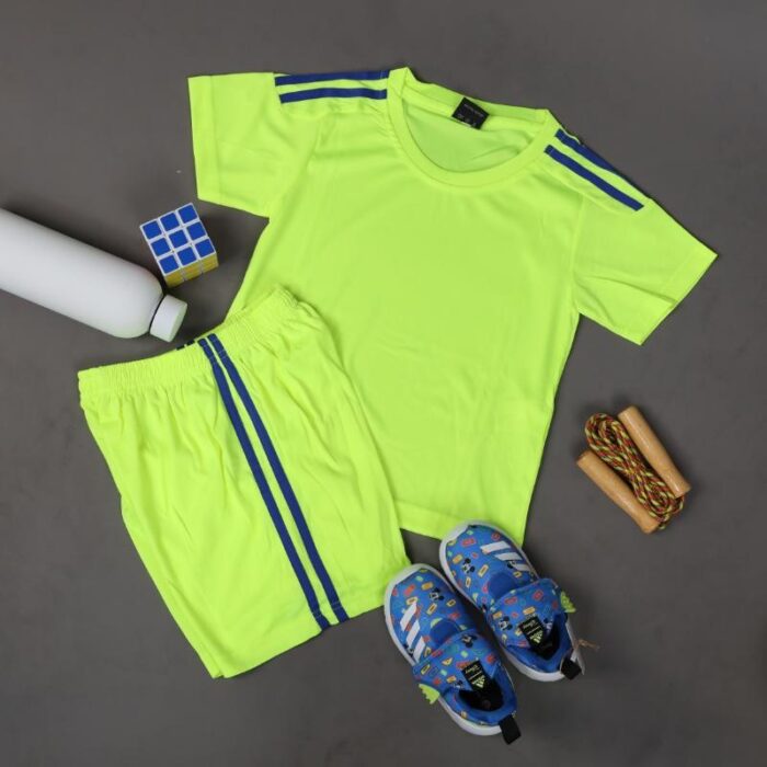 103374644_67dc612463bec طقم رياضي (تيشيرت وشورت) للأطفال لون أصفر فسفوري - الصورة 1