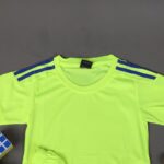 ⁦طقم رياضي (تيشيرت وشورت) للأطفال لون أصفر فسفوري⁩ - الصورة ⁦2⁩