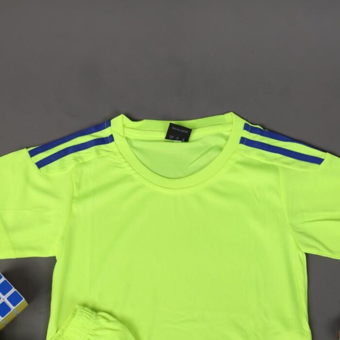 ⁦طقم رياضي (تيشيرت وشورت) للأطفال لون أصفر فسفوري⁩ - الصورة ⁦2⁩