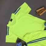 ⁦طقم رياضي (تيشيرت وشورت) للأطفال لون أصفر فسفوري⁩ - الصورة ⁦3⁩