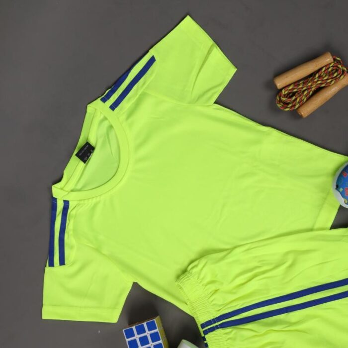 ⁦طقم رياضي (تيشيرت وشورت) للأطفال لون أصفر فسفوري⁩ - الصورة ⁦3⁩