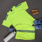 ⁦طقم رياضي (تيشيرت وشورت) للأطفال لون أصفر فسفوري⁩ - الصورة ⁦4⁩