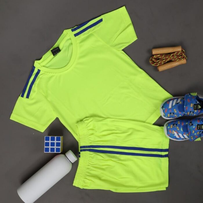 ⁦طقم رياضي (تيشيرت وشورت) للأطفال لون أصفر فسفوري⁩ - الصورة ⁦4⁩