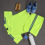 ⁦طقم رياضي (تيشيرت وشورت) للأطفال لون أصفر فسفوري⁩ - الصورة ⁦5⁩