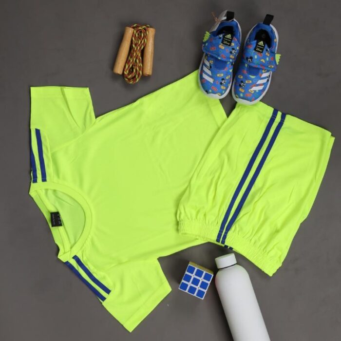 ⁦طقم رياضي (تيشيرت وشورت) للأطفال لون أصفر فسفوري⁩ - الصورة ⁦5⁩