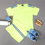⁦طقم رياضي (تيشيرت وشورت) للأطفال لون أصفر فسفوري⁩ - الصورة ⁦6⁩