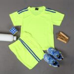 ⁦طقم رياضي (تيشيرت وشورت) للأطفال لون أصفر فسفوري⁩ - الصورة ⁦7⁩