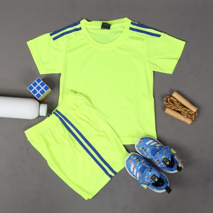⁦طقم رياضي (تيشيرت وشورت) للأطفال لون أصفر فسفوري⁩ - الصورة ⁦7⁩