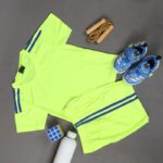 ⁦طقم رياضي (تيشيرت وشورت) للأطفال لون أصفر فسفوري⁩ - الصورة ⁦8⁩