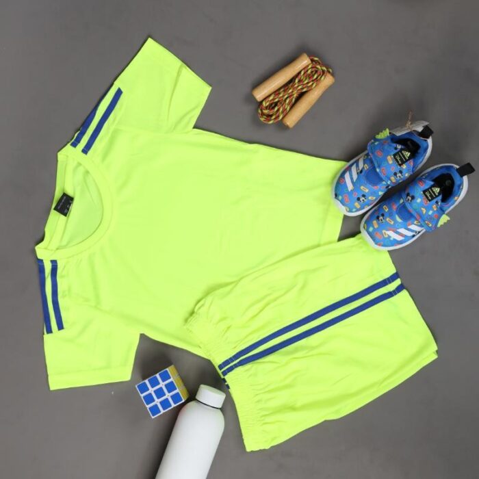 ⁦طقم رياضي (تيشيرت وشورت) للأطفال لون أصفر فسفوري⁩ - الصورة ⁦8⁩