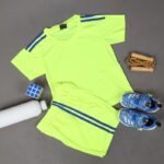 ⁦طقم رياضي (تيشيرت وشورت) للأطفال لون أصفر فسفوري⁩ - الصورة ⁦9⁩