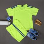 ⁦طقم رياضي (تيشيرت وشورت) للأطفال لون أصفر فسفوري⁩ - الصورة ⁦12⁩