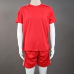 ⁦طقم رياضي (تيشيرت وشورت) للأطفال لون أحمر⁩ - الصورة ⁦3⁩