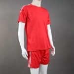 ⁦طقم رياضي (تيشيرت وشورت) للأطفال لون أحمر⁩ - الصورة ⁦4⁩