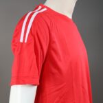 ⁦طقم رياضي (تيشيرت وشورت) للأطفال لون أحمر⁩ - الصورة ⁦7⁩