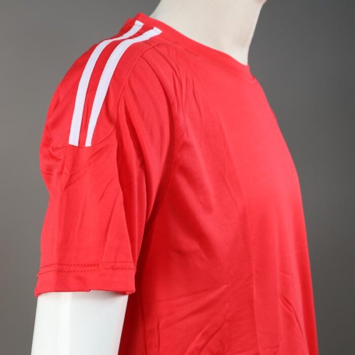 ⁦طقم رياضي (تيشيرت وشورت) للأطفال لون أحمر⁩ - الصورة ⁦7⁩