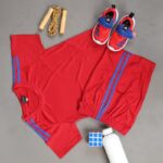 ⁦طقم رياضي (تيشيرت وشورت) للأطفال لون أحمر⁩ - الصورة ⁦3⁩