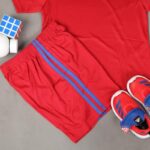 ⁦طقم رياضي (تيشيرت وشورت) للأطفال لون أحمر⁩ - الصورة ⁦4⁩