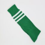 ⁦جوارب كرة قدم رياضية طويلة للشباب لون أخضر مخطط أبيض من أعلى⁩ - الصورة ⁦2⁩