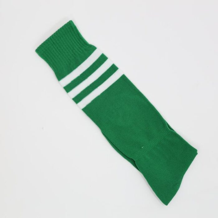 ⁦جوارب كرة قدم رياضية طويلة للشباب لون أخضر مخطط أبيض من أعلى⁩ - الصورة ⁦2⁩