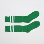 ⁦جوارب كرة قدم رياضية طويلة للشباب لون أخضر مخطط أبيض من أعلى⁩ - الصورة ⁦4⁩