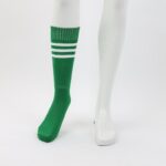 ⁦جوارب كرة قدم رياضية طويلة للشباب لون أخضر مخطط أبيض من أعلى⁩ - الصورة ⁦5⁩