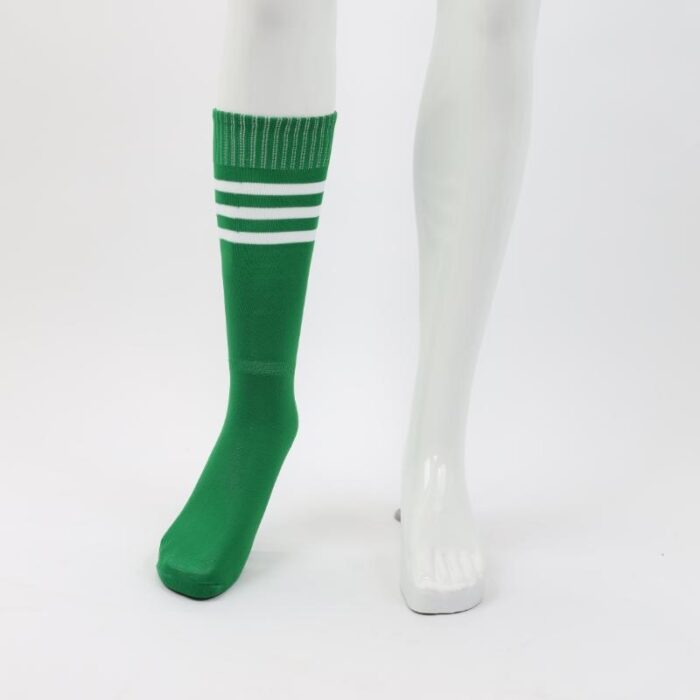 ⁦جوارب كرة قدم رياضية طويلة للشباب لون أخضر مخطط أبيض من أعلى⁩ - الصورة ⁦5⁩