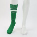 ⁦جوارب كرة قدم رياضية طويلة للشباب لون أخضر مخطط أبيض من أعلى⁩ - الصورة ⁦6⁩