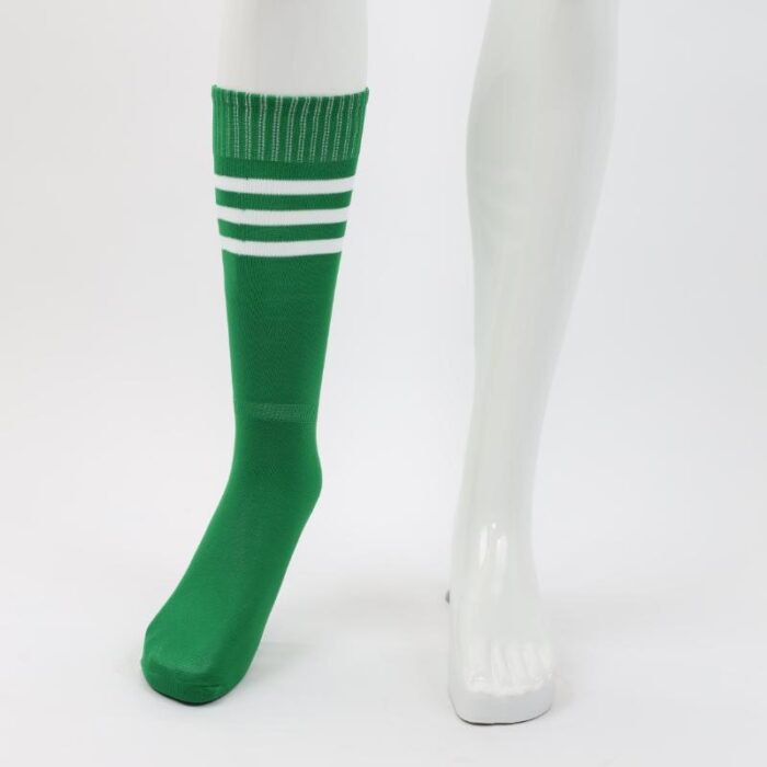⁦جوارب كرة قدم رياضية طويلة للشباب لون أخضر مخطط أبيض من أعلى⁩ - الصورة ⁦6⁩