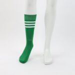 ⁦جوارب كرة قدم رياضية طويلة للشباب لون أخضر مخطط أبيض من أعلى⁩ - الصورة ⁦7⁩