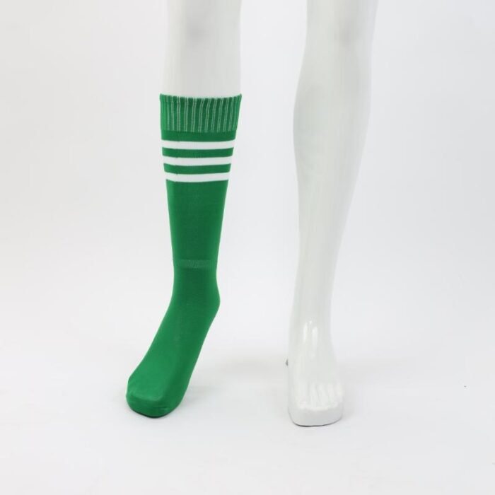 ⁦جوارب كرة قدم رياضية طويلة للشباب لون أخضر مخطط أبيض من أعلى⁩ - الصورة ⁦7⁩