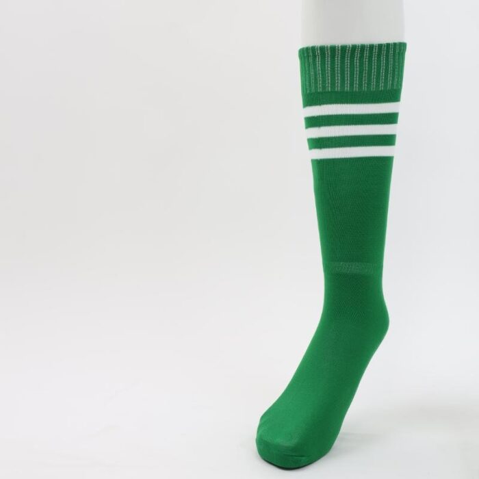 ⁦جوارب كرة قدم رياضية طويلة للشباب لون أخضر مخطط أبيض من أعلى⁩ - الصورة ⁦8⁩