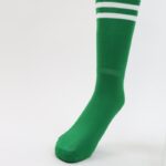 ⁦جوارب كرة قدم رياضية طويلة للشباب لون أخضر مخطط أبيض من أعلى⁩ - الصورة ⁦9⁩