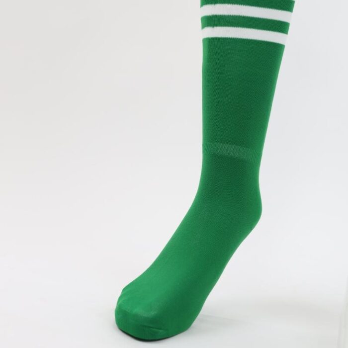 ⁦جوارب كرة قدم رياضية طويلة للشباب لون أخضر مخطط أبيض من أعلى⁩ - الصورة ⁦9⁩