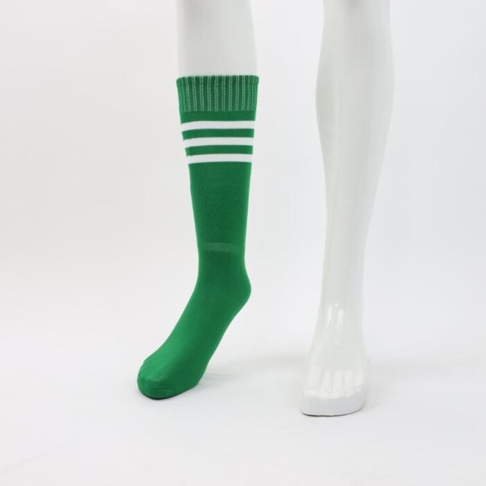 ⁦جوارب كرة قدم رياضية طويلة للشباب لون أخضر مخطط أبيض من أعلى⁩ - الصورة ⁦10⁩