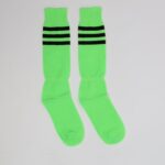 ⁦جوارب كرة قدم رياضية طويلة للشباب لون أخضر فاتح مخطط أسود من أعلى⁩ - الصورة ⁦2⁩