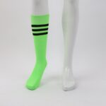 ⁦جوارب كرة قدم رياضية طويلة للشباب لون أخضر فاتح مخطط أسود من أعلى⁩ - الصورة ⁦4⁩