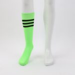⁦جوارب كرة قدم رياضية طويلة للشباب لون أخضر فاتح مخطط أسود من أعلى⁩ - الصورة ⁦5⁩