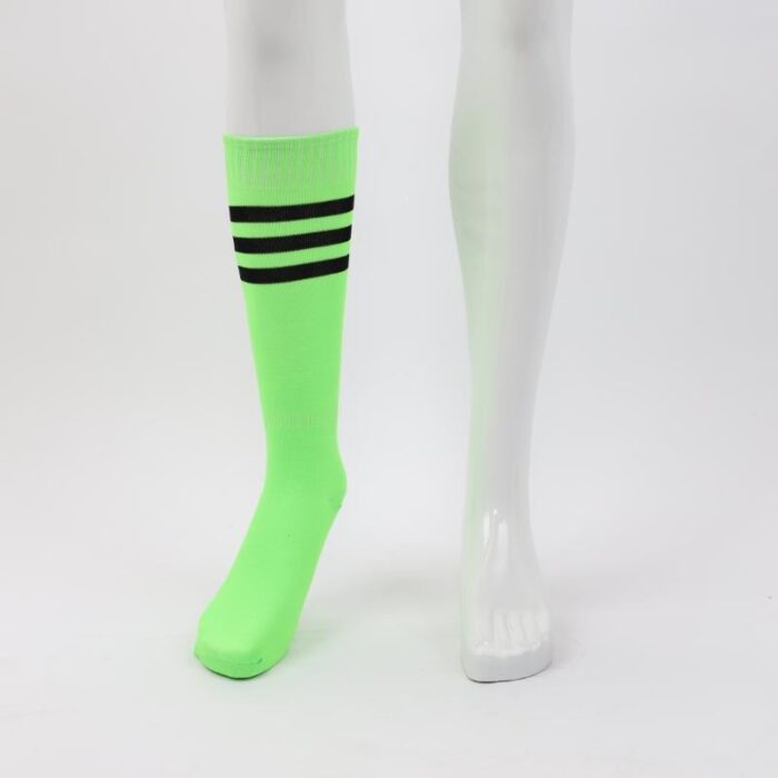 ⁦جوارب كرة قدم رياضية طويلة للشباب لون أخضر فاتح مخطط أسود من أعلى⁩ - الصورة ⁦5⁩