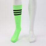 ⁦جوارب كرة قدم رياضية طويلة للشباب لون أخضر فاتح مخطط أسود من أعلى⁩ - الصورة ⁦6⁩