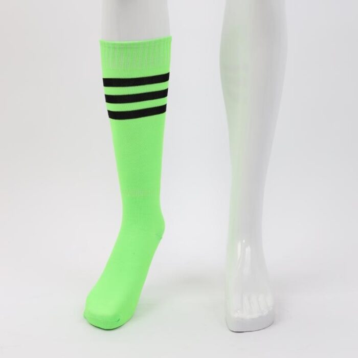 ⁦جوارب كرة قدم رياضية طويلة للشباب لون أخضر فاتح مخطط أسود من أعلى⁩ - الصورة ⁦6⁩